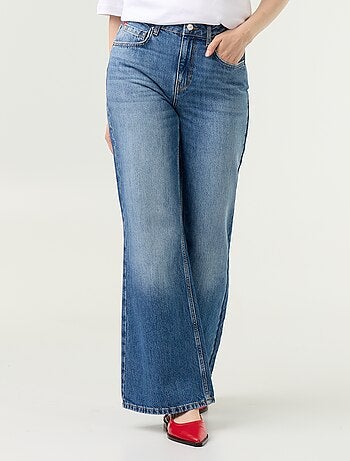Jean taille haute coupe flare avec broderies 'cœurs'