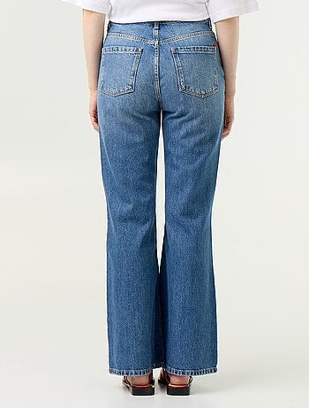 Jean taille haute coupe flare avec broderies 'cœurs'