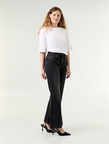 Jean taille haute coupe flare avec broderies 'cœurs'