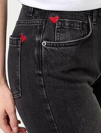 Jean taille haute coupe flare avec broderies 'cœurs'