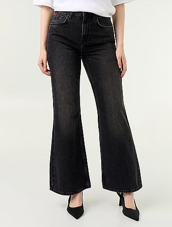 Jean taille haute coupe flare avec broderies 'cœurs'