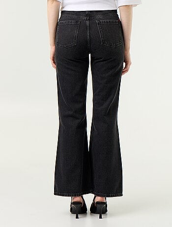 Jean taille haute coupe flare avec broderies 'cœurs'