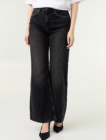 Jean taille haute coupe flare avec broderies 'cœurs'