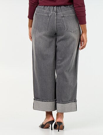 Jeans met wijde pasvorm en omgeslagen pijpen