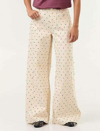 Jeans met wijde pijpen en stippen