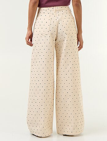 Jeans met wijde pijpen en stippen