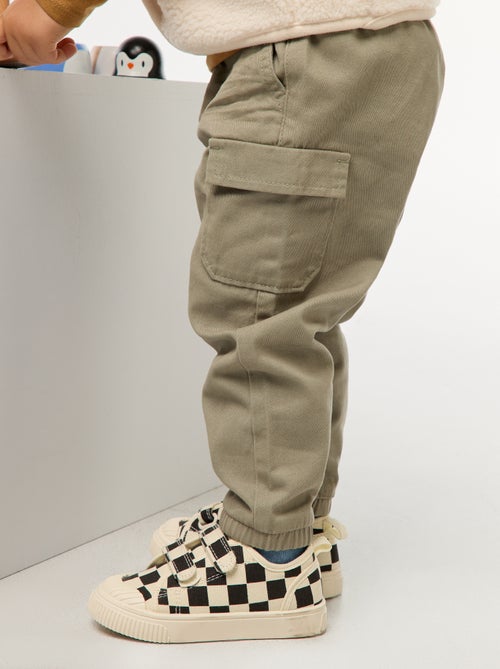 Jogg-broek van keperstof met zakken met klepje - Kiabi Jogg-broek van keperstof met zakken met klepje - Kiabi