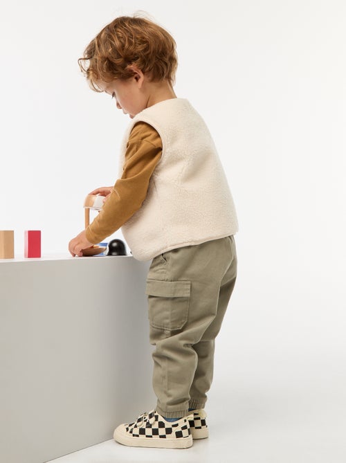 Jogg-broek van keperstof met zakken met klepje - Kiabi Jogg-broek van keperstof met zakken met klepje - Kiabi