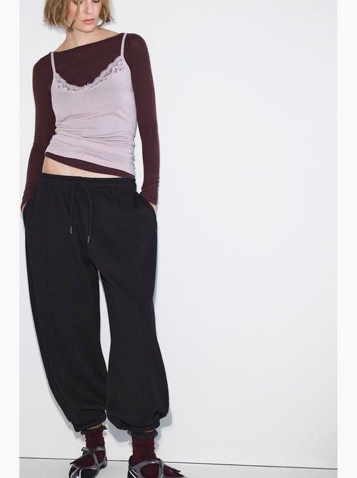 Joggingbroek met stikseldetails en geborstelde ballonpasvorm penti - Kiabi Joggingbroek met stikseldetails en geborstelde ballonpasvorm penti - Kiabi