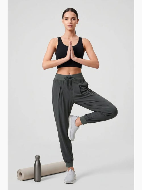 Joggingbroek van dunne jersey met middelhoge taille en zak tommy - Kiabi Joggingbroek van dunne jersey met middelhoge taille en zak tommy - Kiabi