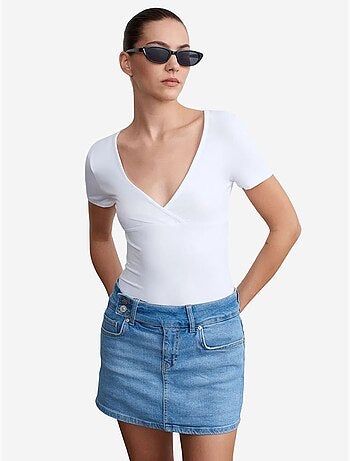 Jupe courte en denim à taille haute et ceinture dilvin