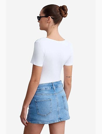 Jupe courte en denim à taille haute et ceinture dilvin