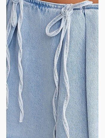 Jupe courte en denim de coton, coupe trapèze, nœud dilvin