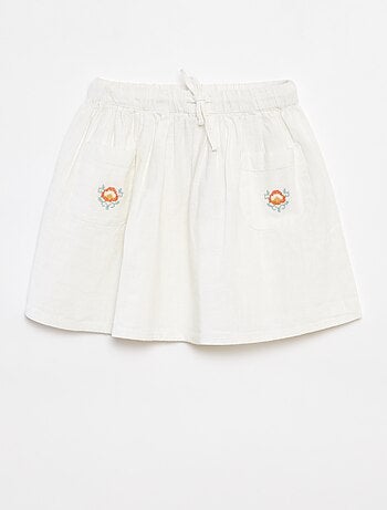 Jupe en matière légère avec 2 poches plaquées avec broderies