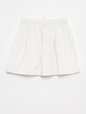 Jupe en matière légère avec 2 poches plaquées avec broderies