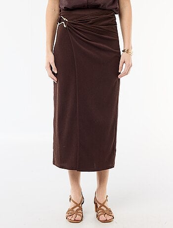 Jupe longue avec boucle dorée à la taille