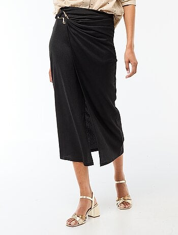 Jupe longue avec boucle dorée à la taille