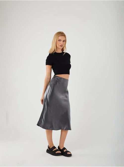 Jupe midi ajustée en satin avec taille élastiquée mixray - Kiabi Jupe midi ajustée en satin avec taille élastiquée mixray - Kiabi