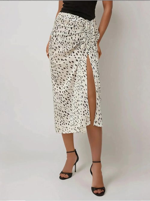 Jupe midi moulante en satin imprimé avec fente - Kiabi Jupe midi moulante en satin imprimé avec fente - Kiabi