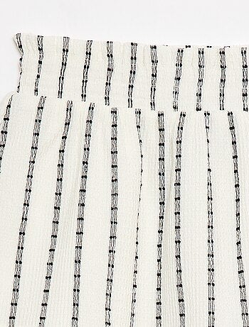 Jupe short à fines rayures verticales