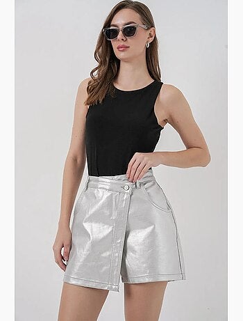 Jupe-short taille haute en tissu métallisé avec fermeture à boutons bdart