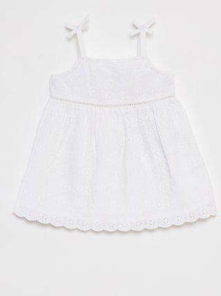 Jurkje met smalle bandjes en broderie anglaise