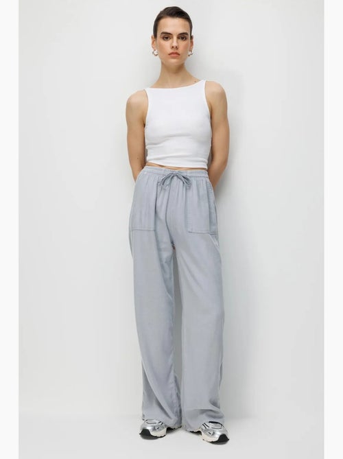Katoenen broek met middelhoge taille, rechte pijpen en striksluiting mixray - Kiabi Katoenen broek met middelhoge taille, rechte pijpen en striksluiting mixray - Kiabi