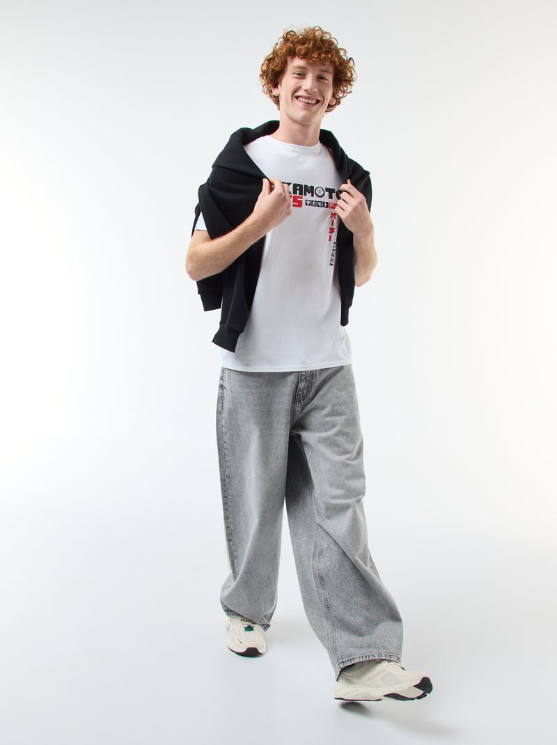 Katoenen T-shirt 'Sahinler' 'Sakamoto Days' wit - Kiabi