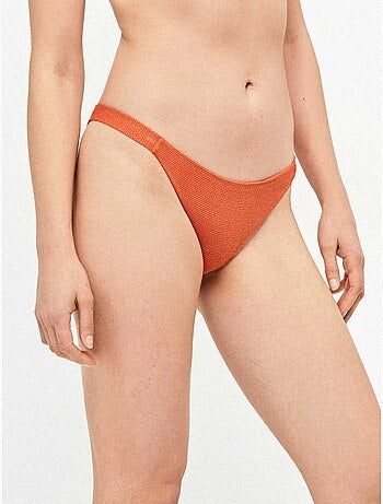 Klassiek bikinibroekje van stof met structuur, lurex en rimpeling aan de zijkanten.