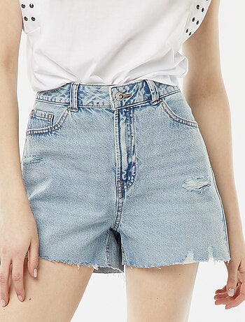 Kort spijkershort met decoratieve slijtplekken en raw-cut afwerking