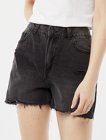 Kort spijkershort met decoratieve slijtplekken en raw-cut afwerking