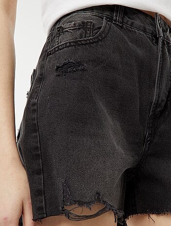 Kort spijkershort met decoratieve slijtplekken en raw-cut afwerking