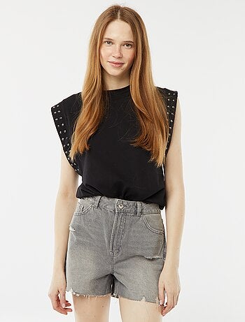 Kort spijkershort met decoratieve slijtplekken en raw-cut afwerking