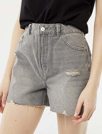 Kort spijkershort met decoratieve slijtplekken en raw-cut afwerking