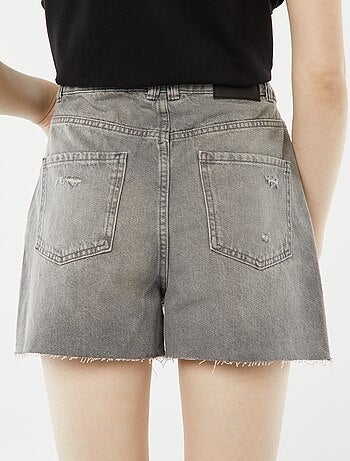 Kort spijkershort met decoratieve slijtplekken en raw-cut afwerking