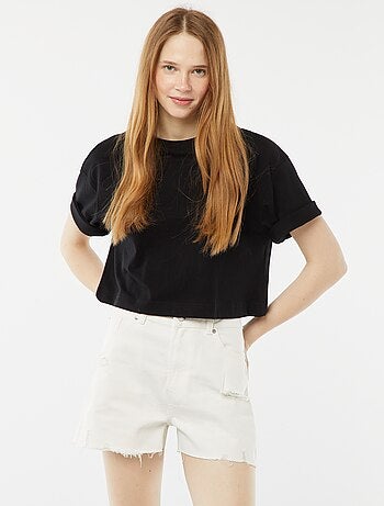 Kort spijkershort met decoratieve slijtplekken en raw-cut afwerking