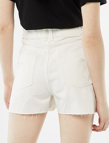 Kort spijkershort met decoratieve slijtplekken en raw-cut afwerking