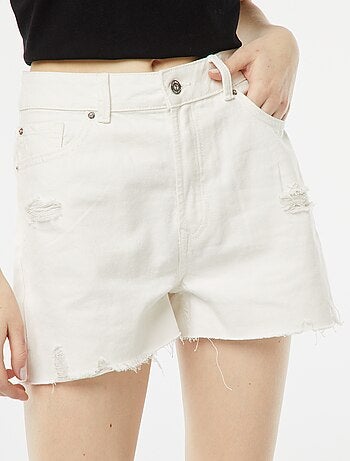 Kort spijkershort met decoratieve slijtplekken en raw-cut afwerking