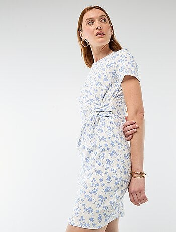 Kort T-shirtmodel met decoratieve knoop