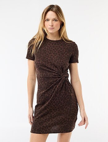 Kort T-shirtmodel met decoratieve knoop