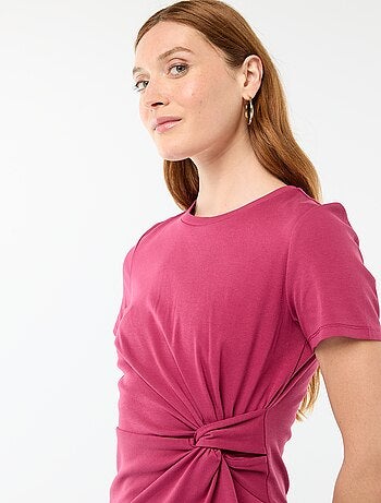 Kort T-shirtmodel met decoratieve knoop