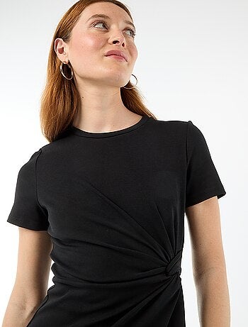 Kort T-shirtmodel met decoratieve knoop