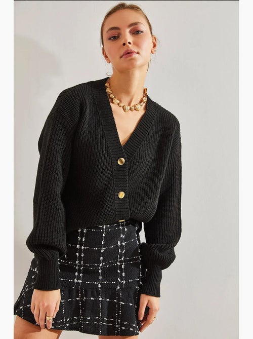 Korte gebreide cardigan met v-hals en ribpatroon, afgewerkt met goudkleurige knopen. Lucci - Kiabi