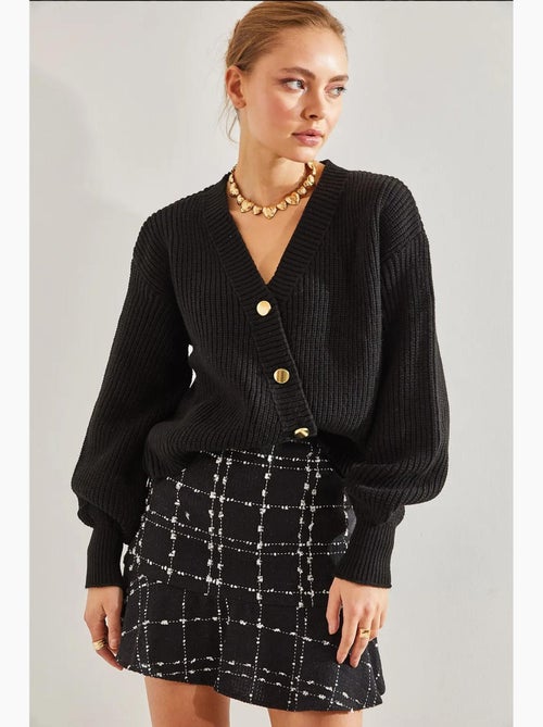 Korte gebreide cardigan met v-hals en ribpatroon, afgewerkt met goudkleurige knopen. Lucci - Kiabi
