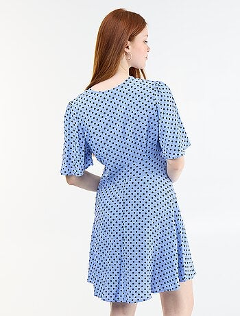 Korte jurk met korte mouwen en stippenpatroon