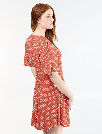 Korte jurk met korte mouwen en stippenpatroon