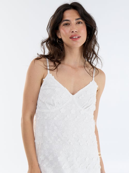 Korte jurk met smalle schouderbandjes en all-over geborduurde motieven - Kiabi
