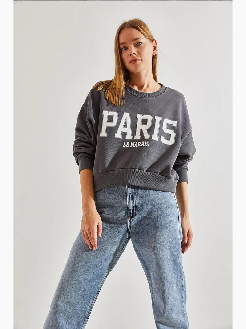 Korte katoenen sweater met ronde hals en tekstprint op de voorkant. Lucci Grijs - Kiabi