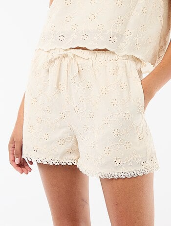Korte short met Engels borduurwerk van effen katoen