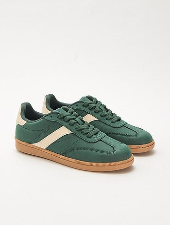 Lage sneakers met contrasterende vlakken